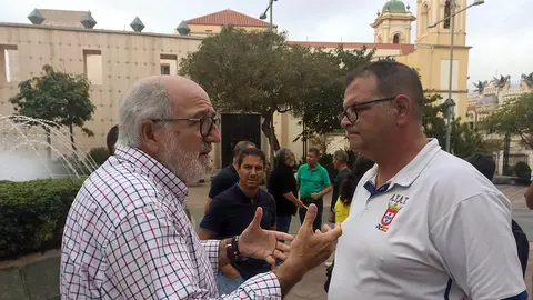 Juan Hern&aacute;ndez, jefe de gabinete de Delegaci&oacute;n conversa con Francisco Toledo, de la ATAT