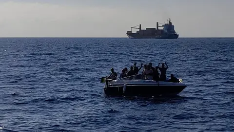 Una patera con varios inmigrantes a bordo