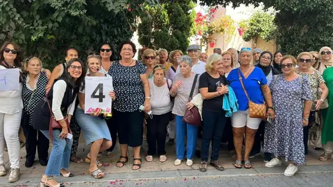 Usuarias y responsables del Centro del Mayor, en Estepona