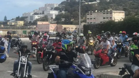 Concentraci&oacute;n motera en los bajos de la Marina