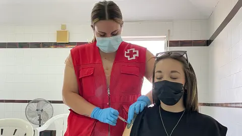 Una joven, recibiendo su tercera dosis de Moderna