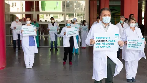 Facultativos y personal de enfermer&iacute;a del Hospital Universitario