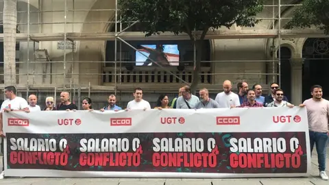 Representantes de UGT y CCOO, durante una concentraci&oacute;n en el paseo del Revell&iacute;n