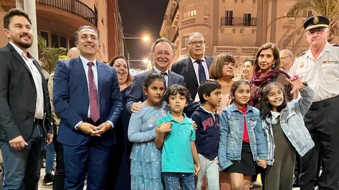 Juan Vivas, junto a miembros del Gobierno, la oposici&oacute;n y la comunidad hind&uacute;