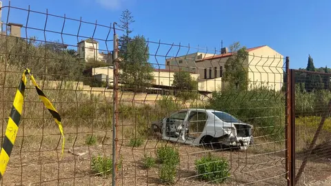Coche abandonado en Arroyo del Infierno