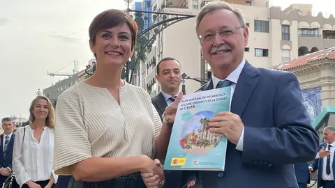 Isabel Rodr&iacute;guez y Juan Vivas, posando con un ejemplar impreso del Plan Estrat&eacute;gico