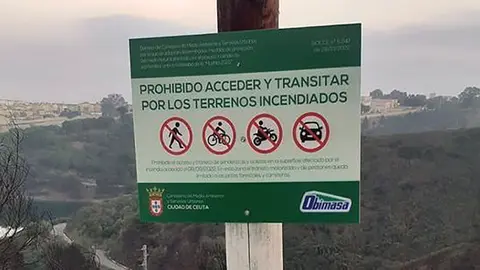 Cartel de Obimada prohibiendo el acceso a la zona quemada en el incendio