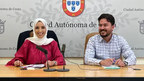 F&aacute;tima Hamed y Yussef Mebroud, en la sala de prensa del Palacio Auton&oacute;mico