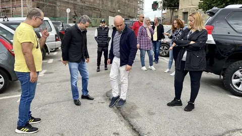 Juan Guti&eacute;rrez y su comitiva, durante una visita a la barriada de San Daniel