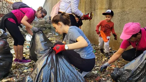 Voluntarios de 'Ceuta sin pl&aacute;stico', recogiendo residuos en Santa Catalina