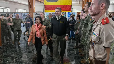 Visita de la ministra de Defensa, Margarita Robles-53