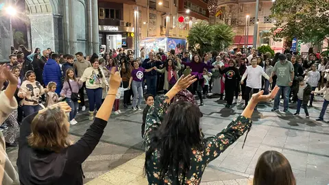 Multitud de mujeres, interpretando una danza circular durante la concentraci&oacute;n feminista por el 25N