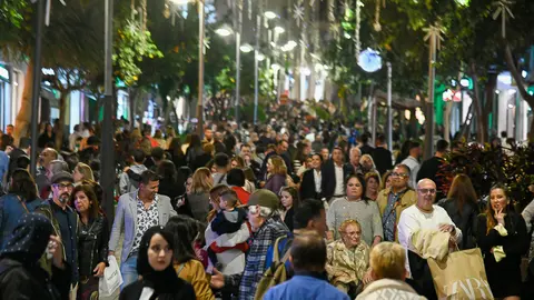 El encendido de las luces de Navidad y el Black Friday coplapsan el centro de Ceuta. Imagen de archivo.