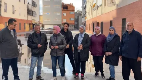 F&aacute;tima Hamed, junto a varios vecinos de Poblado Legionario