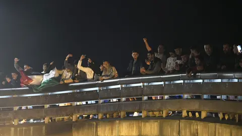 Multitud de aficionados marroqu&iacute;es, en el puente de la plaza de la Constituci&oacute;n