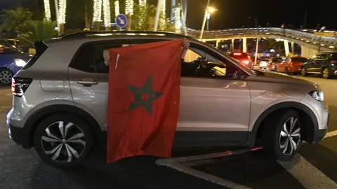 Un aficionado marroqu&iacute;, con una bandera de Marruecos