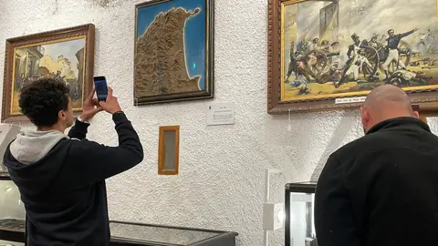 Dos curiosos, en una de las salas del Desnarigado