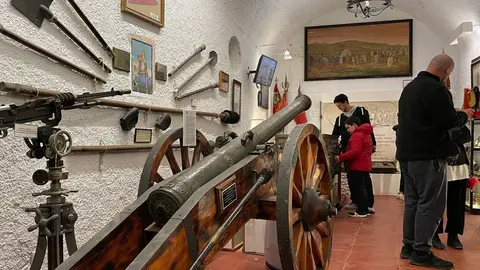 Varios curiosos, en una de las salas expositivas del Desnarigado durante la 'Noche del Museo'