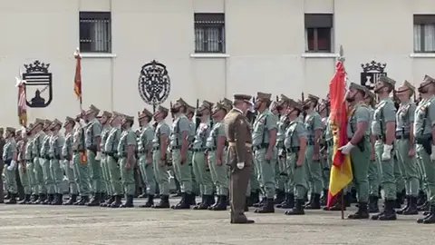 El segundo jefe de la COMGECEU, Fernando Rocha, pasa revista este jueves en Garc&iacute;a Aldave en el Homenaje a la Patrona de Infanter&iacute;a