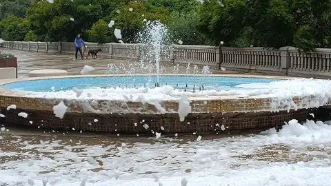 Espuma en la fuente de la Marina