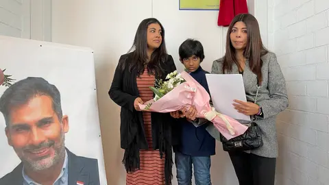 Familiares de Raju Shivdasani, durante el acto de homenaje del Edrissis