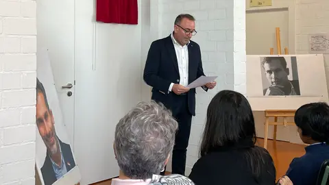 Jes&uacute;s Canca, dedicando unas palabras a Raju Shivdasani