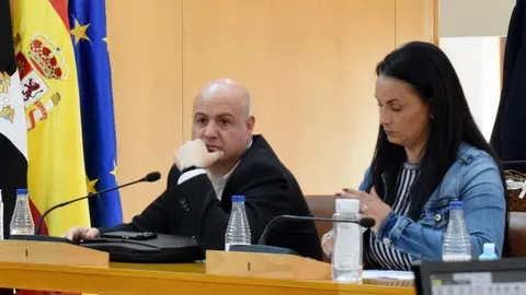 Juan Guti&eacute;rrez y Sumaya Hamed, durante el transcurso de una sesi&oacute;n plenaria