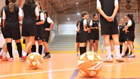 Varias jugadoras de la selecci&oacute;n ceut&iacute; sub-16 de f&uacute;tbol sala, durante un entrenamiento