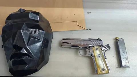 M&aacute;scara y pistolas intervenidas por la UIR