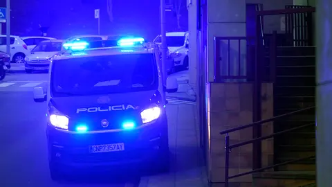 Un furg&oacute;n de la Polic&iacute;a junto a los Juzgados