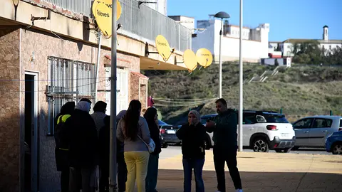 Vecinos y amigos de la familia de Mohamed junto a su domicilio en Loma Colmenar