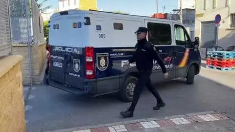  Veh&iacute;culo de la Polic&iacute;a Nacional trasladando al presunto asesino (UTE) 