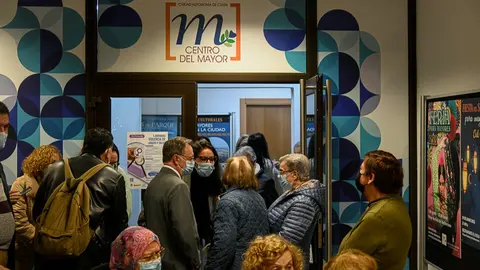 Juan Vivas y Dunia Mohamed, durante una visita al Centro del Mayor