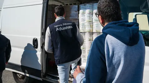 El primer cami&oacute;n de mercanc&iacute;as que cruza por la Aduana Comercal de Ceuta-7