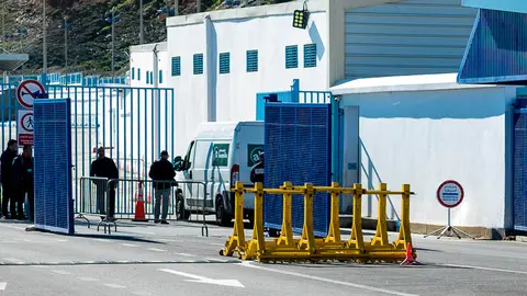 El primer cami&oacute;n de mercanc&iacute;as que cruza por la Aduana Comercal de Ceuta-12