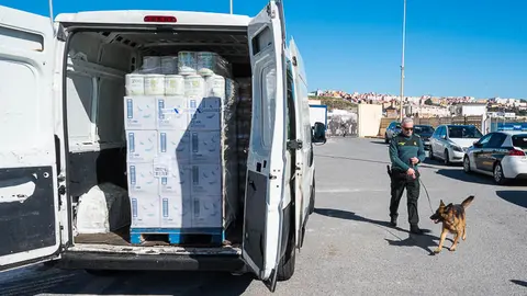 El primer cami&oacute;n de mercanc&iacute;as que cruza por la Aduana Comercal de Ceuta-8