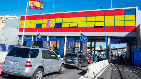 El primer cami&oacute;n de mercanc&iacute;as que cruza por la Aduana Comercal de Ceuta