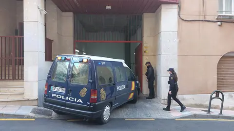 La Polic&iacute;a traslada alos detenidos al Palacio de Justicia