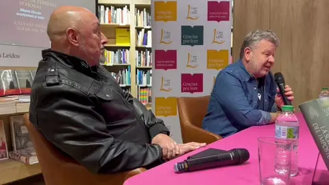 Alberto Caliani, junto a Chicote, durante la presentaci&oacute;n de su &uacute;ltimo libro