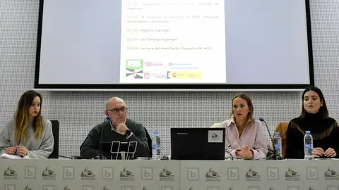 Juan Jos&eacute; Mu&ntilde;oz Prados, junto a varias t&eacute;cnicos de la Asociaci&oacute;n S&iacute;ndrome de Asperger