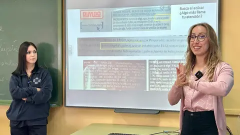 Laura Delgado y Natalia Le&oacute;n, durante una charla sobre obesidad