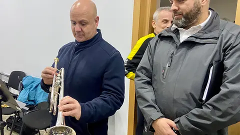 Juan Guti&eacute;rrez en las instalaciones de la banda de m&uacute;sica
