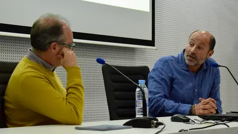 Jos&eacute; Manuel P&eacute;rez y &Oacute;scar Oca&ntilde;a, durante la presentaci&oacute;n de 'Mar de Albor&aacute;n: gu&iacute;a de h&aacute;bitats y especies singulares de los entornos mesof&oacute;ticos'