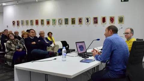 La sala de usos m&uacute;ltiples de la Biblioteca P&uacute;blica Adolfo Su&aacute;rez, durante la presentaci&oacute;n de 'Mar de Albor&aacute;n: gu&iacute;a de h&aacute;bitats y especies singulares de los entornos mesof&oacute;ticos'