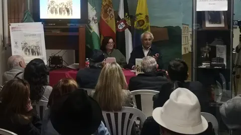 Paco S&aacute;nchez, durante la presentaci&oacute;n de 'Mujeres ceut&iacute;es olvidadas' en la Casa Regional de Ceuta en Algeciras