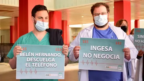 Dos facultativos, durante una concentraci&oacute;n a las puertas del Hospital Universitario