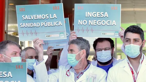 M&eacute;dicos concentraci&oacute;n huelga hospital INGESA