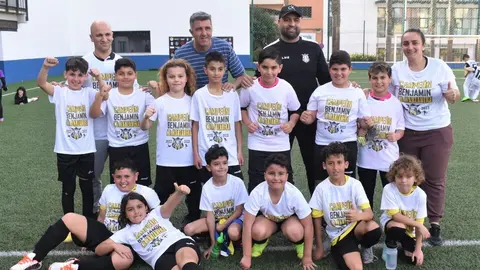Jugadores y cuerpo t&eacute;cnico del Club Deportivo Manzanera Benjam&iacute;n