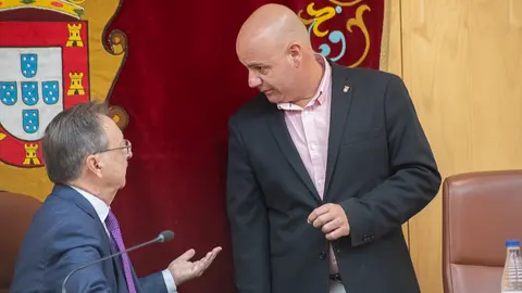 Juan Vivas y Juan Guti&eacute;rrez, durante un receso / Javier Sakona