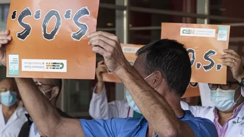 Concentraci&oacute;n de m&eacute;dicos a las puertas del Hospital Universitario
